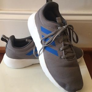 Adidas men’s tennis shoes: minimal wear in good condition!